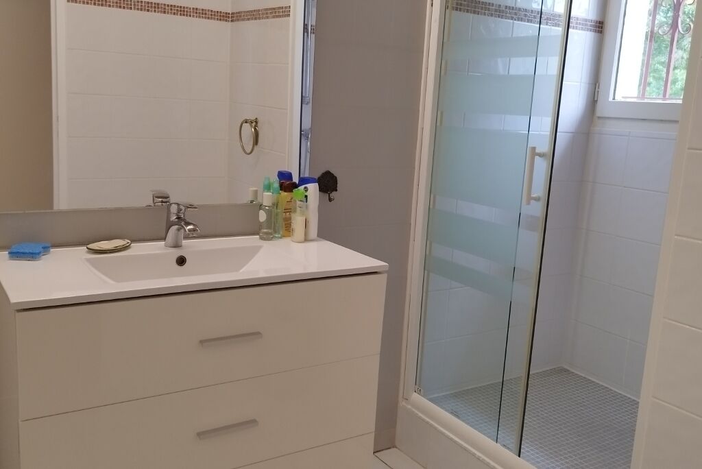 Serviettes fournies, savon, papier toilette