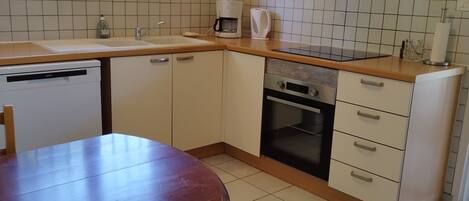 Micro-ondes, four, plaque de cuisson, lave-vaisselle