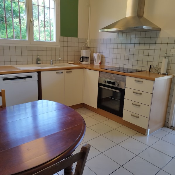 Micro-ondes, four, plaque de cuisson, lave-vaisselle
