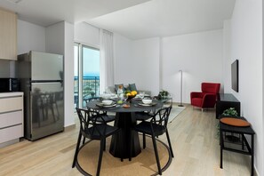 Deluxe Apartment | In-room dining - Maison Privee – Chic Yas Island Escape w/ Iconic Ferrari World Vws (Abu Dhabi)