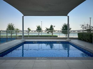 Outdoor pool - Maison Privee – Chic Yas Island Escape w/ Iconic Ferrari World Vws (Abu Dhabi)