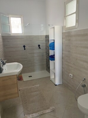 Douche, sèche-cheveux, serviettes fournies, savon