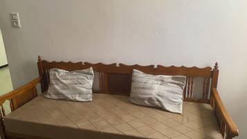 Planxa i posts de planxar, wifi i roba de llit