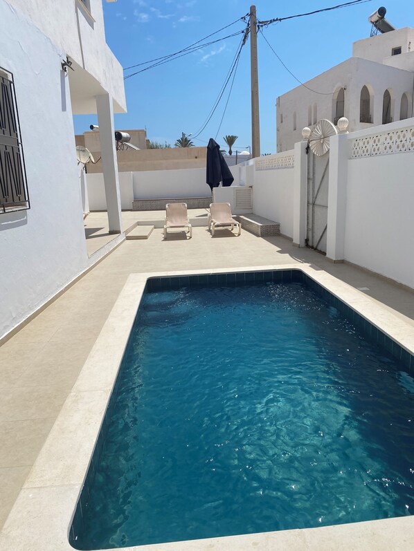 حمام سباحة