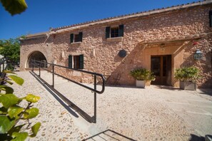 Exterior - Room 'Doble - Estandar' with Shared Pool, Wi-Fi and Air Conditioning (Sa Cabaneta)