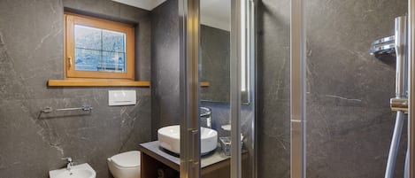 Dusche, Haartrockner, Handtücher