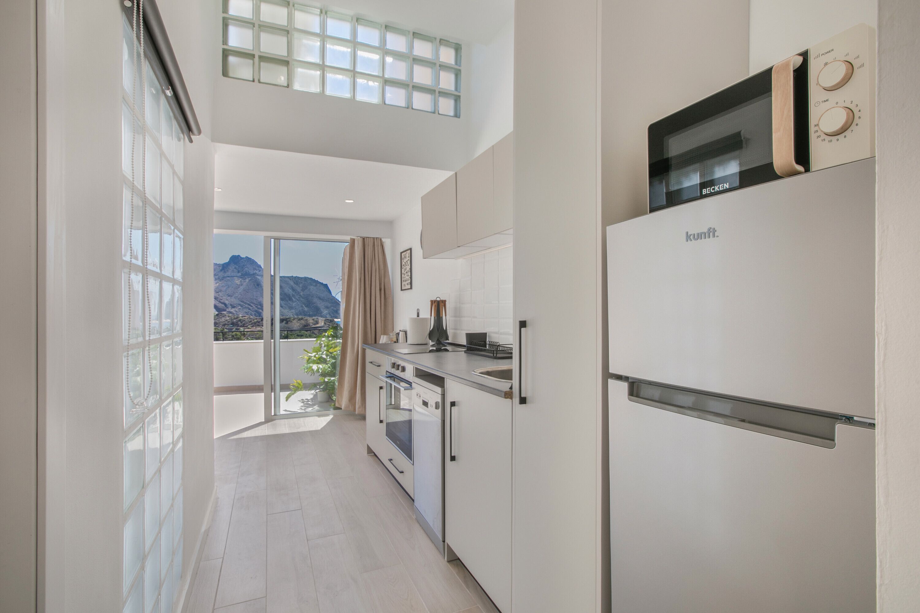 Jääkaappi, mikroaaltouuni, uuni, liesi