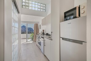 Frigorífico, microondas, horno y placa de cocina