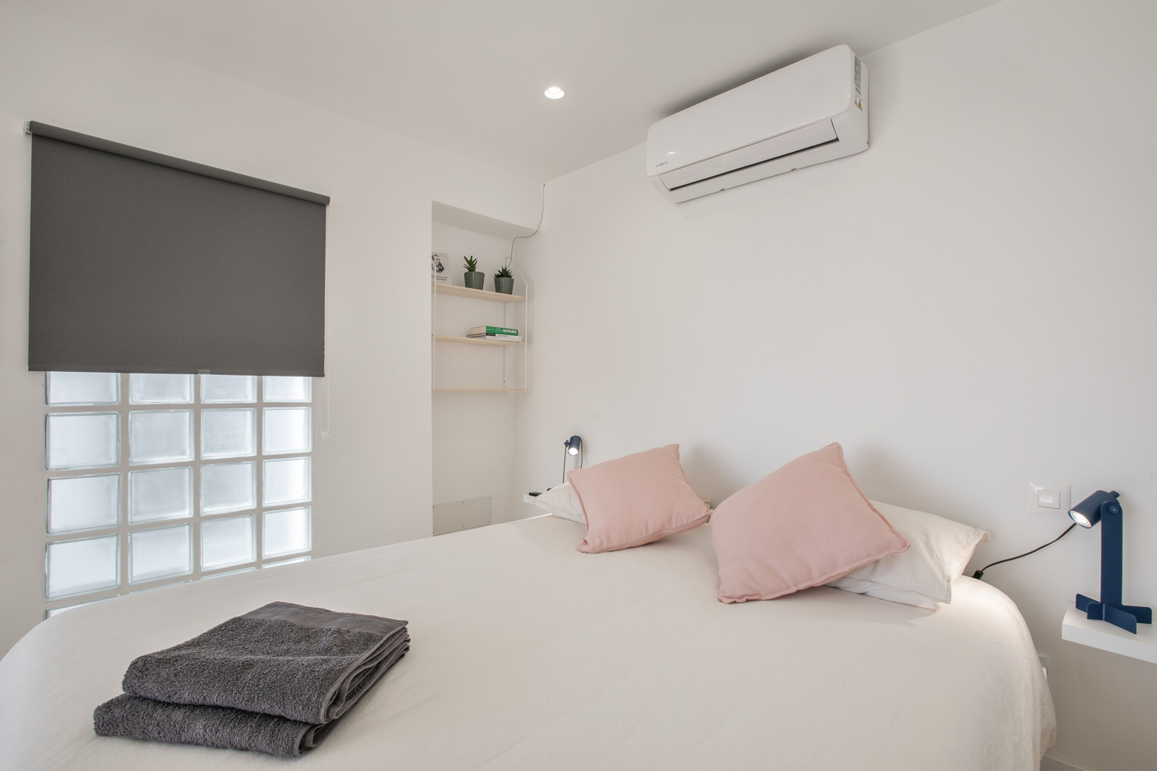 1 dormitorio, tabla de planchar con plancha, wifi y ropa de cama