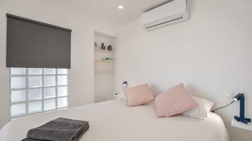 1 dormitorio, tabla de planchar con plancha, wifi y ropa de cama