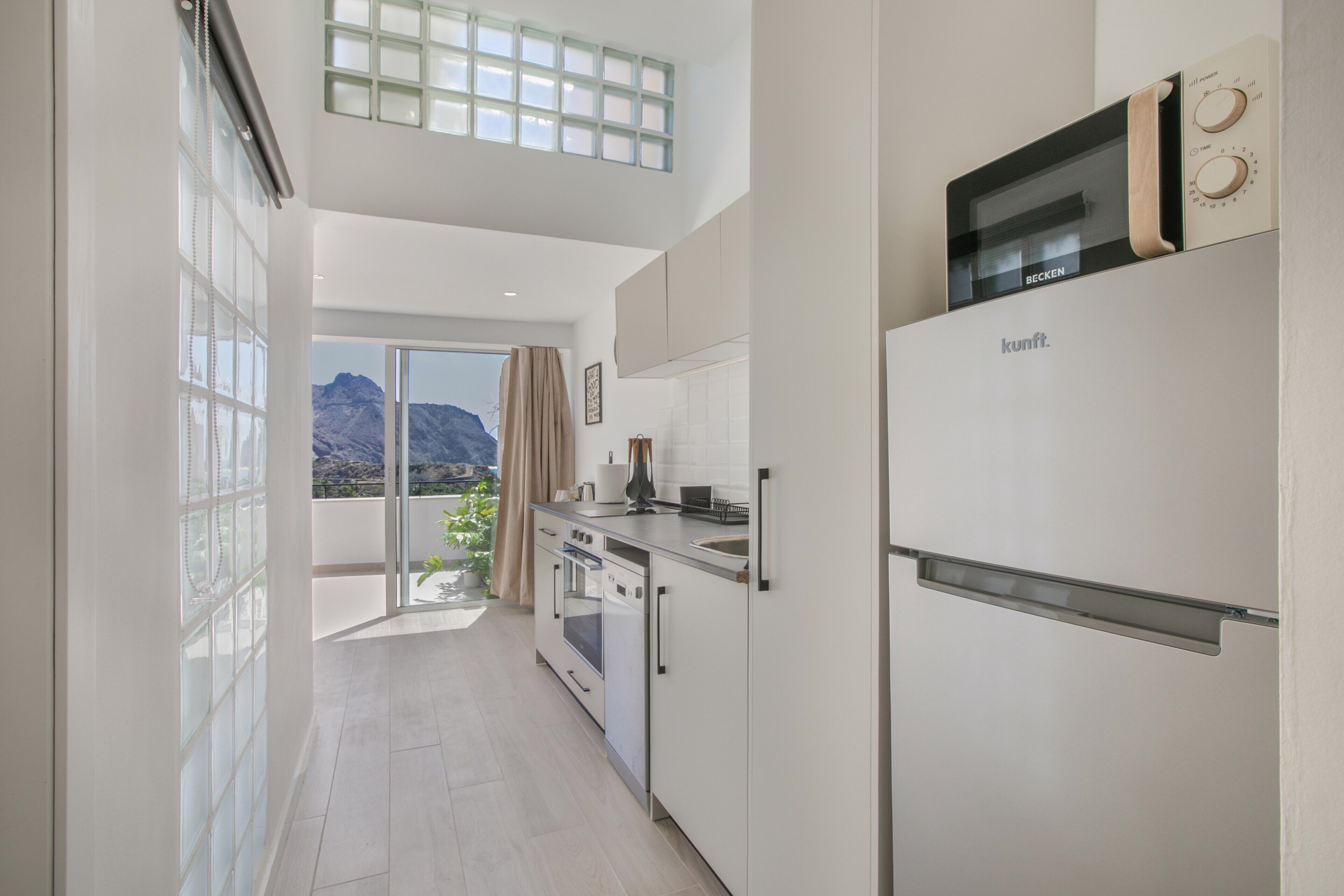 冷蔵庫、電子レンジ、オーブン、コンロ