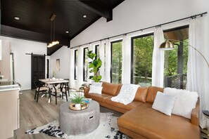 Een smart-tv en een open haard