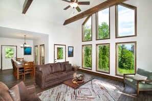 Smart-tv, eldstad och bordsfotboll