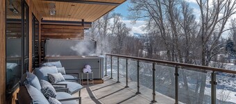 Modern Riverfront Retreat with Views | Riverlight Lodge