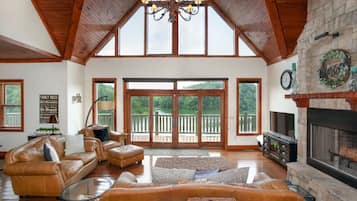 Smart TV, chimenea y estéreo