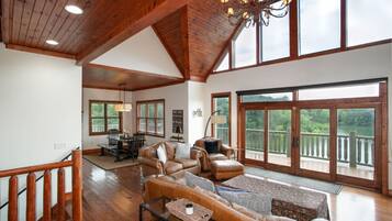 Smart TV, chimenea y estéreo