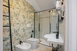 Dusche, Haartrockner, Handtücher