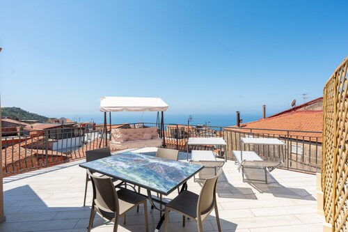 Apartment 'Deluxe Zenone' with Sea View, Wi-Fi and Air Conditioning