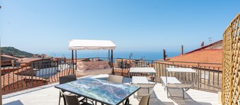 Apartment 'Deluxe Zenone' with Sea View, Wi-Fi and Air Conditioning