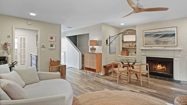 TV - Centrally located condo for 4 with a community swimming pool. (Saint Simons Island)