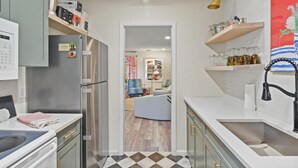 Coffee/tea maker, fridge, microwave, oven - Centrally located condo for 4 with a community swimming pool. (Saint Simons Island)