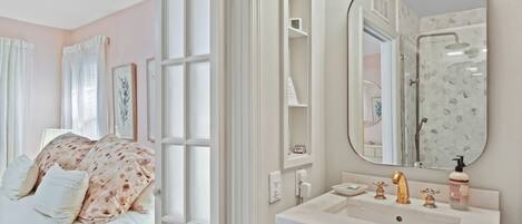 Serviettes fournies, savon, papier toilette