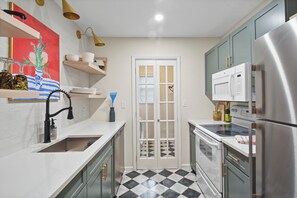 冷蔵庫、電子レンジ、オーブン、コンロ