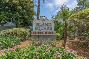 Exterior detail - Centrally located condo for 4 with a community swimming pool. (Saint Simons Island)