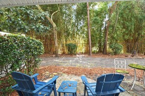 Terrace/patio - Centrally located condo for 4 with a community swimming pool. (Saint Simons Island)