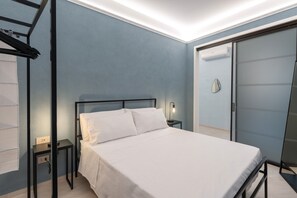 1 dormitorio, tabla de planchar con plancha, wifi y ropa de cama