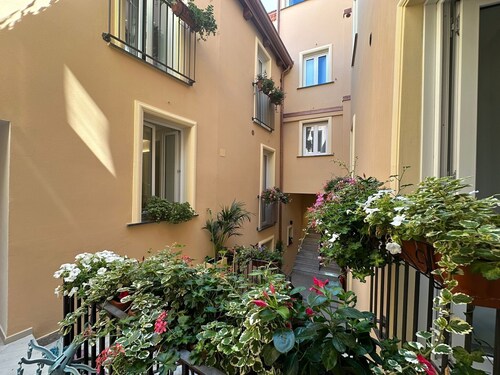 Apartment 'Familiare Parmenide' with Wi-Fi and Air Conditioning