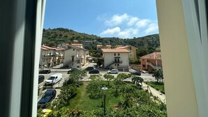 A residential area with houses, a street, and a hilly landscape in the background. - Apartment 'Senofane' with Wi-Fi and Air Conditioning (Ascea)