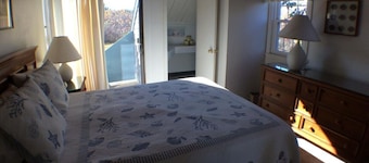 Charming 3-bedroom cottage in Nantucket short walk to private ocean beach.