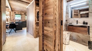 Un interior de madera con cocina y baño.