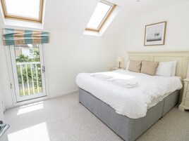 2 bedrooms, individually decorated, individually furnished, free WiFi