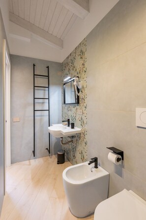 Shower, hair dryer, towels - Apartment 'Deluxe Melisso' with Wi-Fi and Air Conditioning (Ascea)