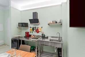 Réfrigérateur, micro-ondes, plaque de cuisson, lave-vaisselle