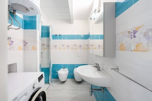 Shower, bidet, towels