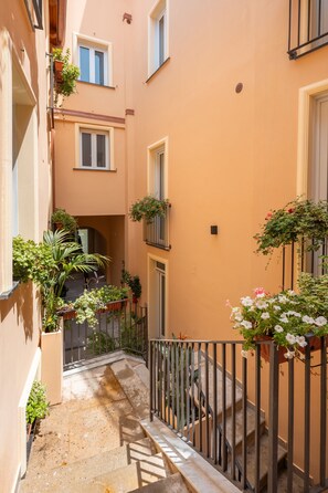 المنطقة المحيطة بالمنشأة