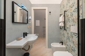 Een douche, een haardroger, handdoeken