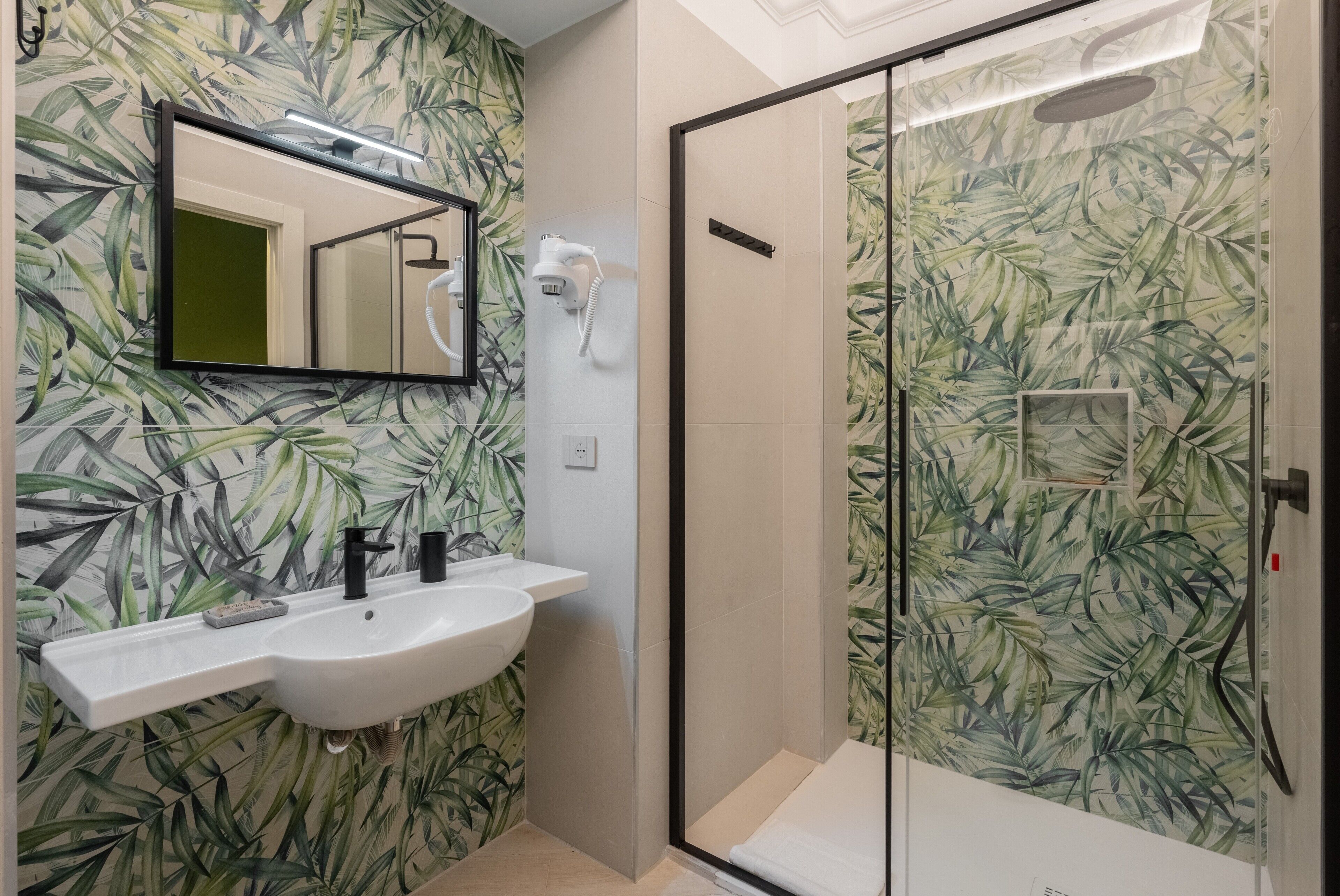 Douche, sèche-cheveux, serviettes fournies