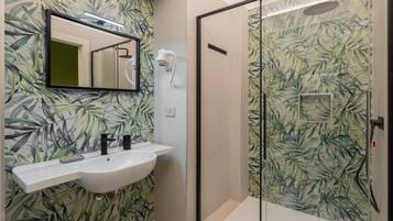 Douche, sĂšche-cheveux, serviettes fournies