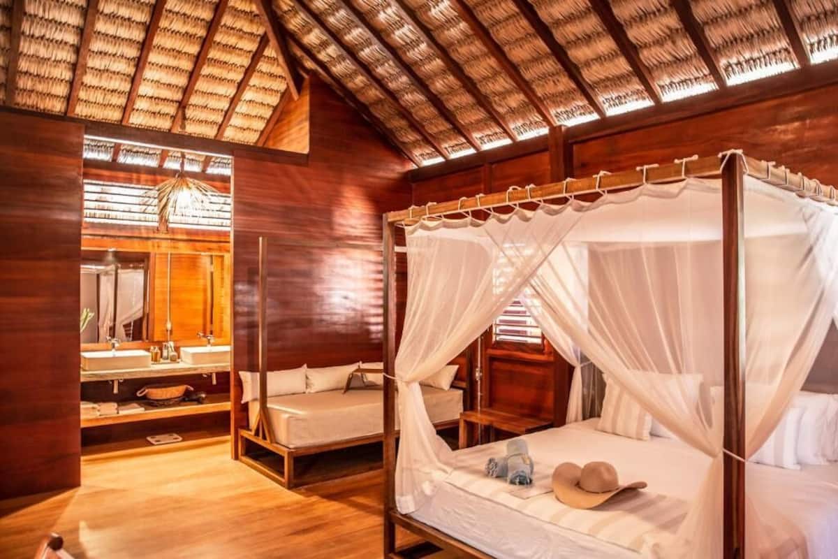 Habitación triple Deluxe, vistas a la playa | Caja fuerte, espacio para trabajar con un portátil, cortinas opacas