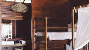 Quarto quádruplo luxo, vista para a praia | Cofres nos quartos, espaço de trabalho para notebook, cortinas blackout