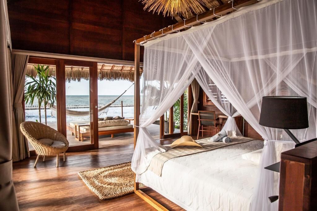 Caja de seguridad en la habitación y espacio para trabajar con laptop 