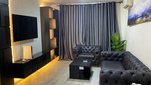 套房 | 起居區 | 75-吋智慧型電視、有線頻道、Netflix、串流服務