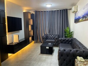 Suite | Área de sala de estar | Smart TV de 75 pulgadas con canales por cable y Netflix 