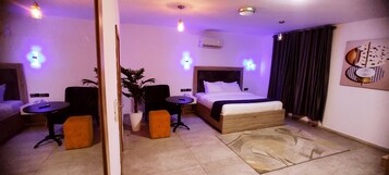 Habitación Deluxe | Cortinas opacas, wifi gratis, ropa de cama