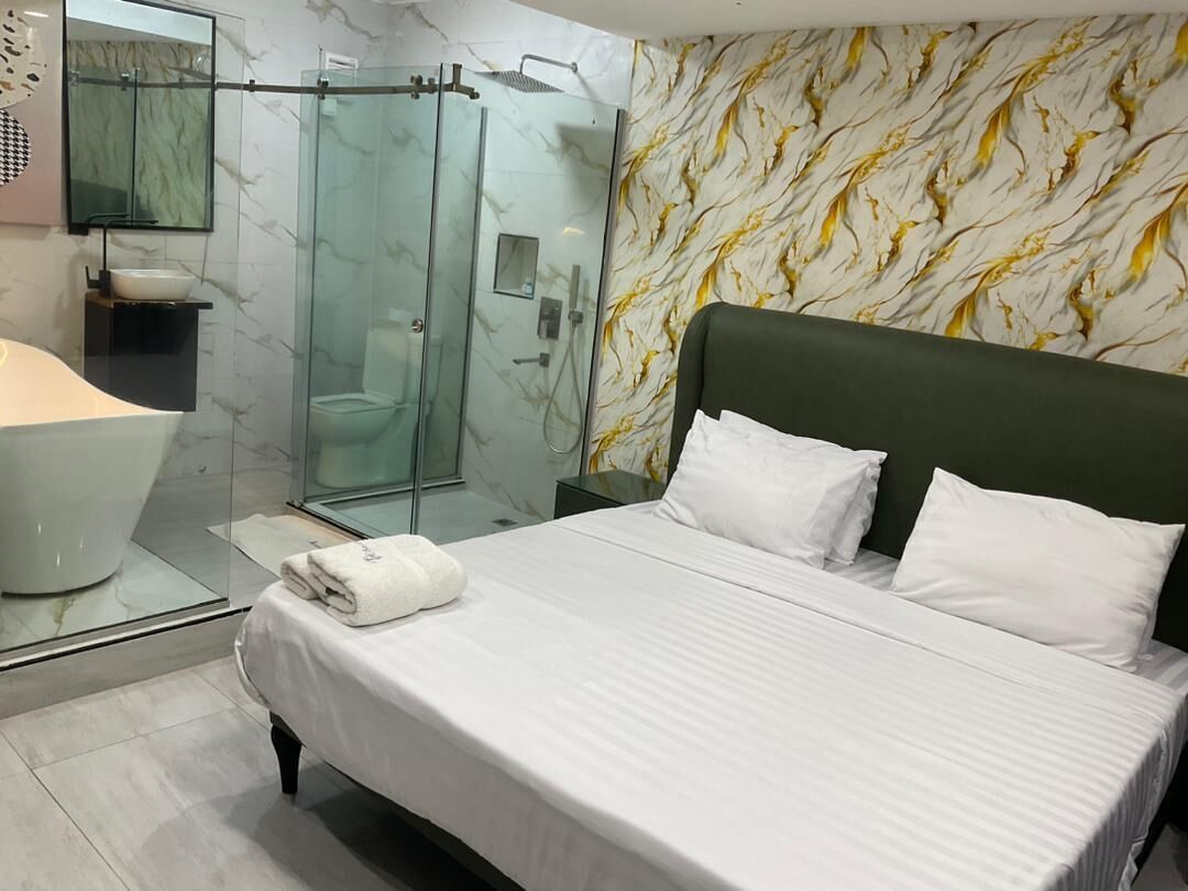 Suite | Bathroom | Towels, soap, toilet paper