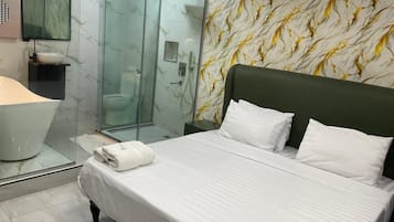 Suite | Bathroom | Towels, soap, toilet paper